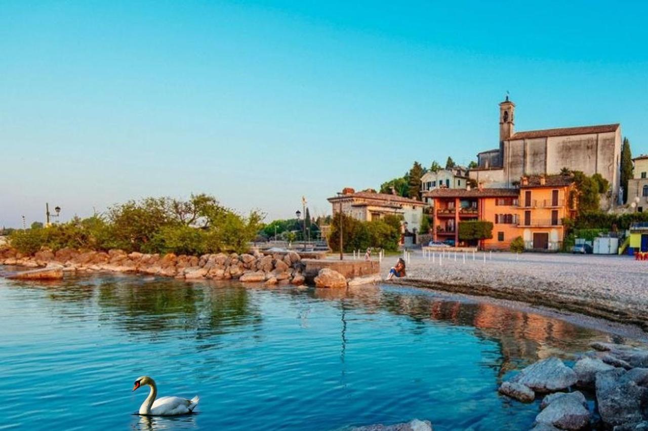 Luminoso Trilocale Con Piscina E Giardino Privato Daire Desenzano del Garda Dış mekan fotoğraf