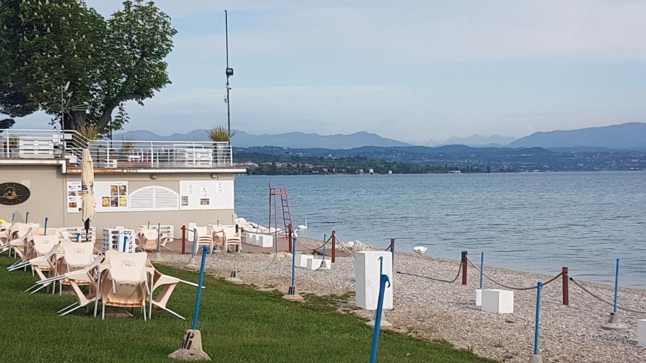 Luminoso Trilocale Con Piscina E Giardino Privato Daire Desenzano del Garda Dış mekan fotoğraf