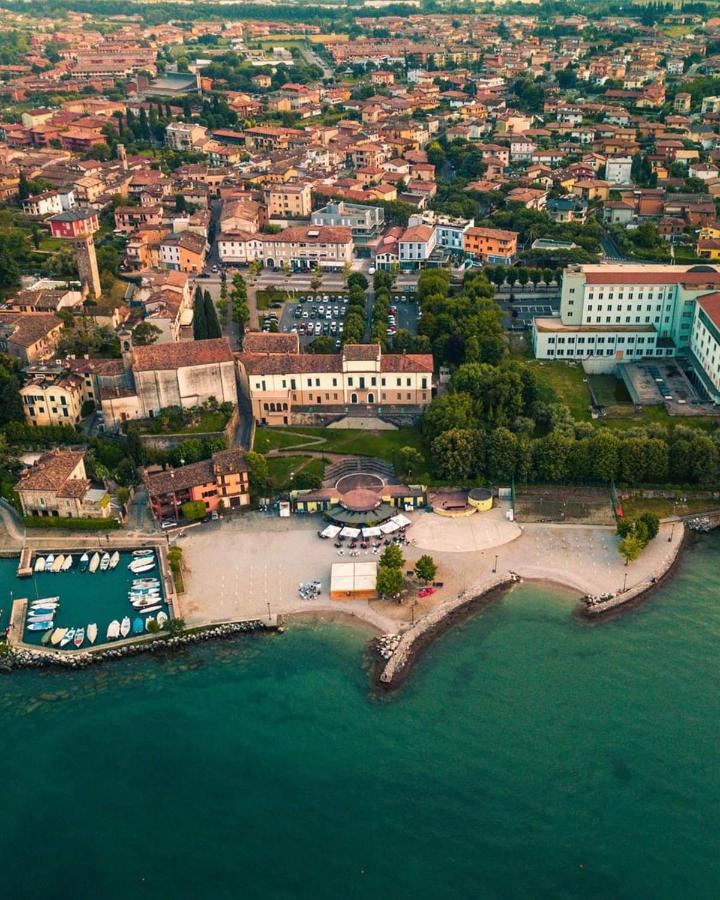 Luminoso Trilocale Con Piscina E Giardino Privato Daire Desenzano del Garda Dış mekan fotoğraf